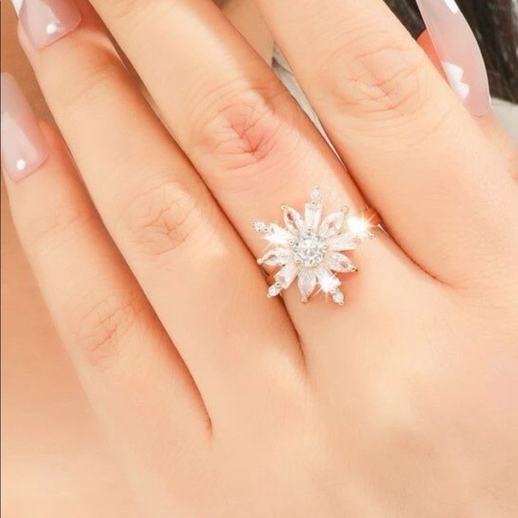 Cubic Zirconia Gold Starburst Ring - Picture 4 of 5